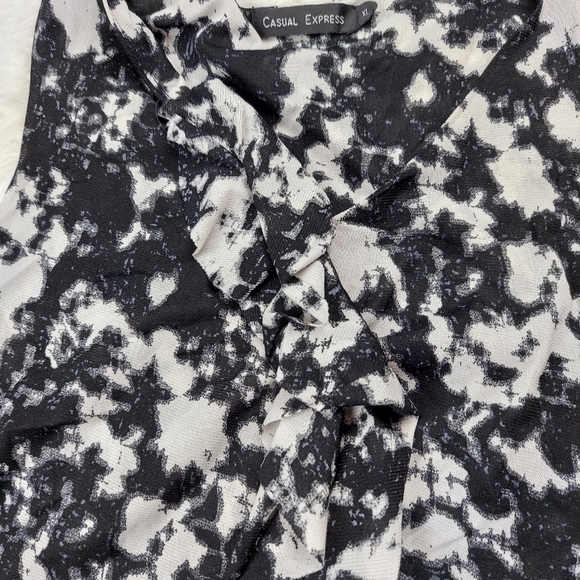 Casual Express • V Neck Blouse - Picture 3 of 4